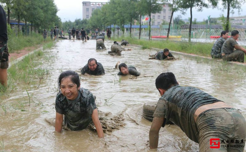 北京軍事團建拓展訓練-泥潭中前進