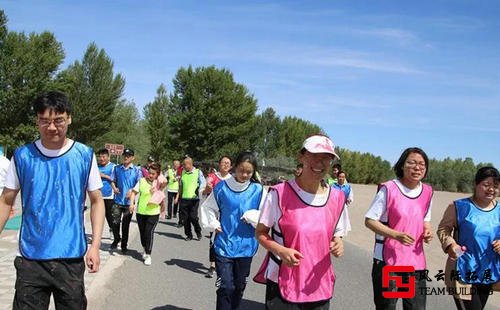法院工會(huì)組織干警開展素質(zhì)拓展訓(xùn)練