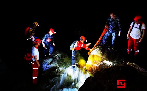 公司組織深山團建，都沒帶手機，上山200人，下山199人…圖2